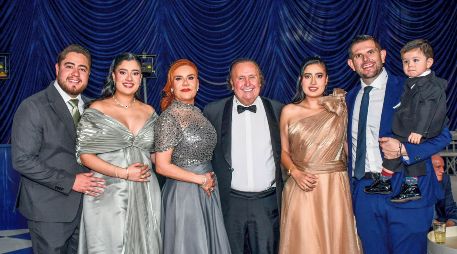 Jesús Reynoso, Paola Oliman , Liliana Oliman,Enrique Michel, Fernanda Oliman, Eduardo Gómez y Nicolás Gómez. GENTE BIEN JALISCO / Revista del 13 de marzo 2026