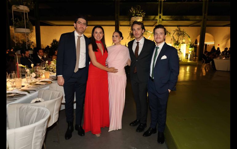 Horacio Hernández, Paola Pérez, Ruby Cervera, Juan Álvaro Padilla y Chema Almada. GENTE BIEN JALISCO / Revista del 13 de marzo 2026