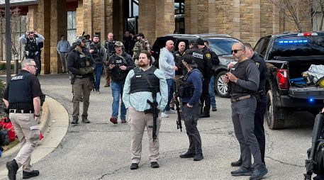 Agentes policiales resguardan la sinagoga Temple Israel tras un reporte de tiroteo, en el municipio de West Bloomfield, Michigan. AP/C. Williams