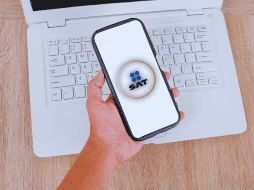 Lo primero que debes hacer es descargar SAT Móvil en tu celular, ya que al ser plataforma de una dependencia, no suele estar integrada de fábrica en los teléfonos. ESPECIAL / CANVA