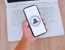 Lo primero que debes hacer es descargar SAT Móvil en tu celular, ya que al ser plataforma de una dependencia, no suele estar integrada de fábrica en los teléfonos. ESPECIAL / CANVA