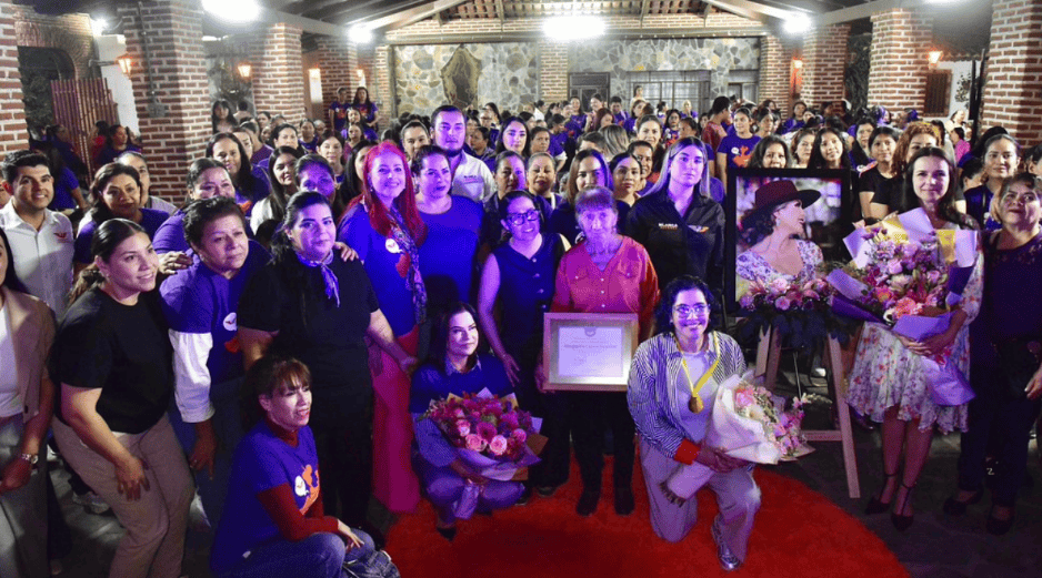 Fotografía del homenaje póstumo a Blanca Esthela Álvarez, quien fungió como regidora del municipio de La Manzanilla de la Paz. ESPECIAL