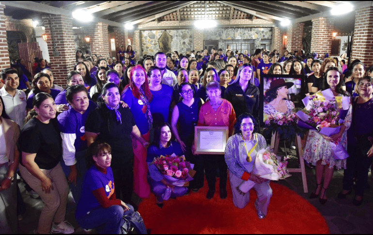 Fotografía del homenaje póstumo a Blanca Esthela Álvarez, quien fungió como regidora del municipio de La Manzanilla de la Paz. ESPECIAL