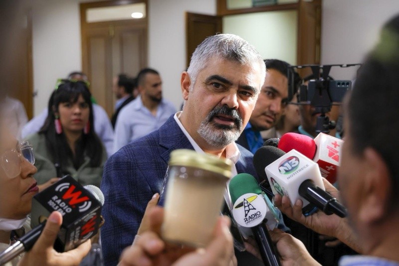 &nbsp;Un ciudadano pidió al director analizar una muestra de agua en un frasco, con el fin de comprobar si es adecuada para lavarse los dientes o no. EL INFORMADOR / A. Navarro