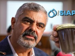 Un ciudadano pidió al director del Siapa analizar una muestra de agua en un frasco. EL INFORMADOR / A. Navarro