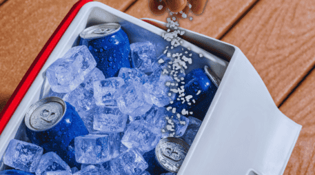 Agregar sal con un poco de hielo a un recipiente con agua permite que las bebidas se enfríen más rápido que al meterlas al congelador. ESPECIAL / CANVA