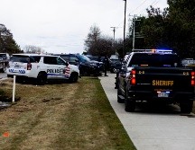 En los minutos posteriores al ataque, se podía ver humo saliendo en grandes bocanadas de la sinagoga, que también alberga un centro de primera infancia. EFE/S. JARRIS