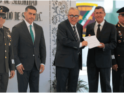 El 21 de diciembre del 2024, Óscar Rentería Schazarino ridió protesta en una ceremonia celebrada en las instalaciones de la Novena Zona Militar. ESPECIAL