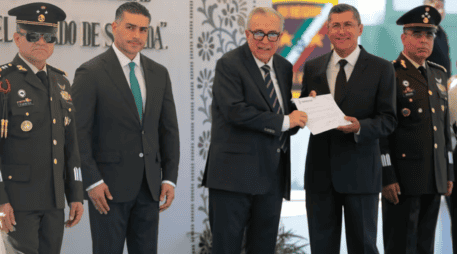 El 21 de diciembre del 2024, Óscar Rentería Schazarino ridió protesta en una ceremonia celebrada en las instalaciones de la Novena Zona Militar. ESPECIAL