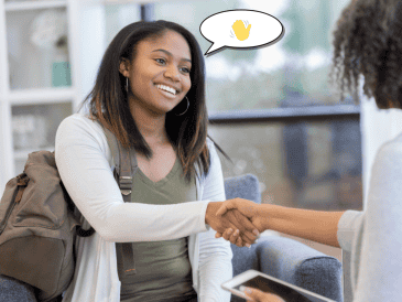 De acuerdo con la Real Academia Española (RAE), la forma más común y recomendada dentro del español estándar es "buenos días". CANVA