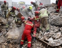 Equipos de rescate buscan supervivientes entre los escombros tras un ataque en el sur de Teherán, Irán, el viernes 13 de marzo de 2026. AP/S. Safari
