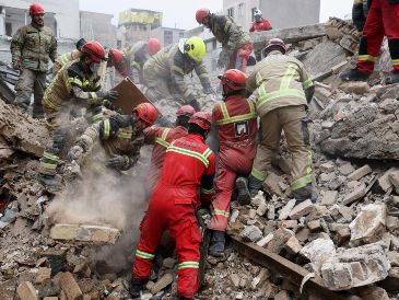 Equipos de rescate buscan supervivientes entre los escombros tras un ataque en el sur de Teherán, Irán, el viernes 13 de marzo de 2026. AP/S. Safari