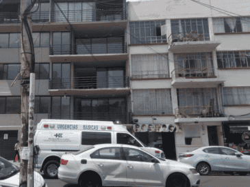 Información preliminar señala que el hombre habitaba en el tercer piso del edificio de cinco niveles y, presuntamente, se habría arrojado hacia la vía pública. ESPECIAL