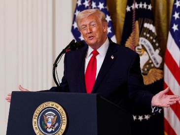 "Me cae muy bien, pero debería acabar con los carteles porque, nos guste o no, controlan México", dijo el Presidente de Estados Unidos. EFE / W. OLIVER