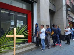 Las sucursales bancarias suspenderán operaciones durante Jueves y Viernes Santo de 2026. ESPECIAL / NTX y CANVA