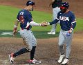 Estados Unidos sufrió más de lo esperado, pero finalmente aseguró su lugar en las Semifinales del Clásico Mundial de Béisbol 2026 tras imponerse por 5-3 a Canadá en el Daikin Park, en un duelo que mantuvo la tensión hasta los últimos episodios. EFE / C. Ramírez
