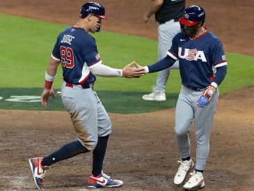 Estados Unidos sufrió más de lo esperado, pero finalmente aseguró su lugar en las Semifinales del Clásico Mundial de Béisbol 2026 tras imponerse por 5-3 a Canadá en el Daikin Park, en un duelo que mantuvo la tensión hasta los últimos episodios. EFE / C. Ramírez