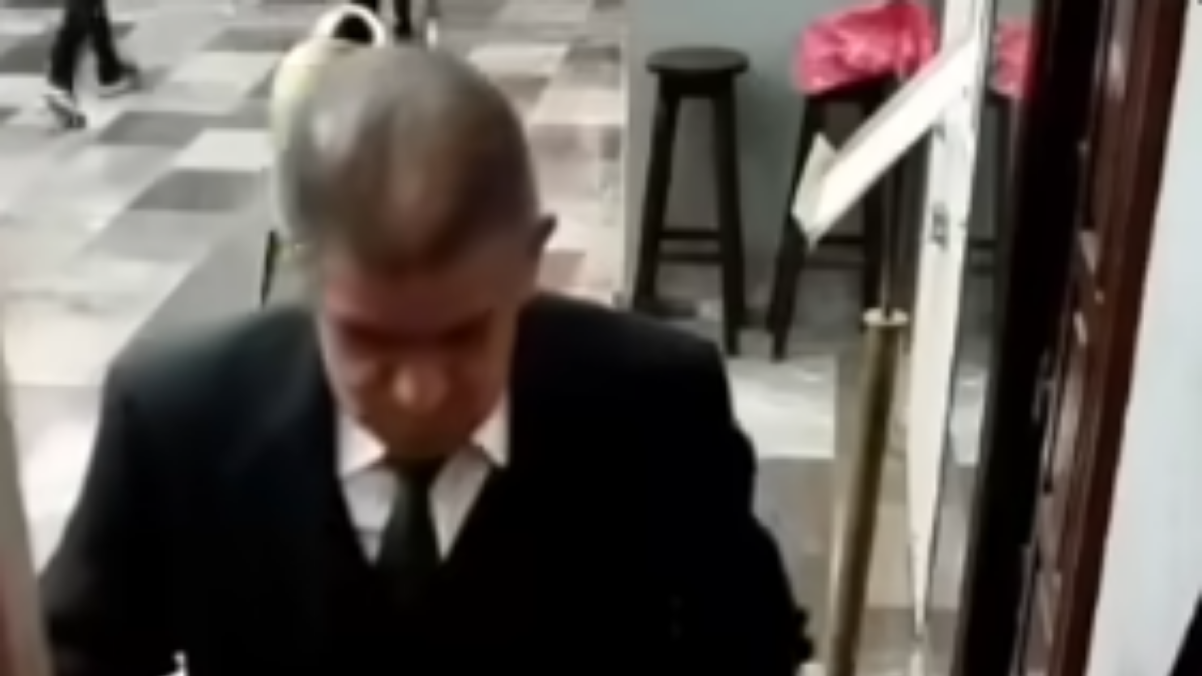 El video muestra a un presunto colaborador de la Catedral de Tehuacán tomando el dinero de las bolsas destinadas al diezmo