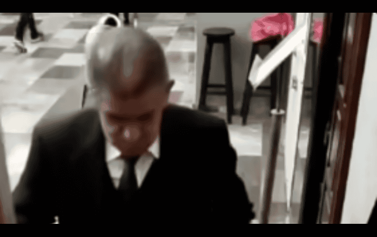 El video muestra a un presunto colaborador de la Catedral de Tehuacán tomando el dinero de las bolsas destinadas al diezmo