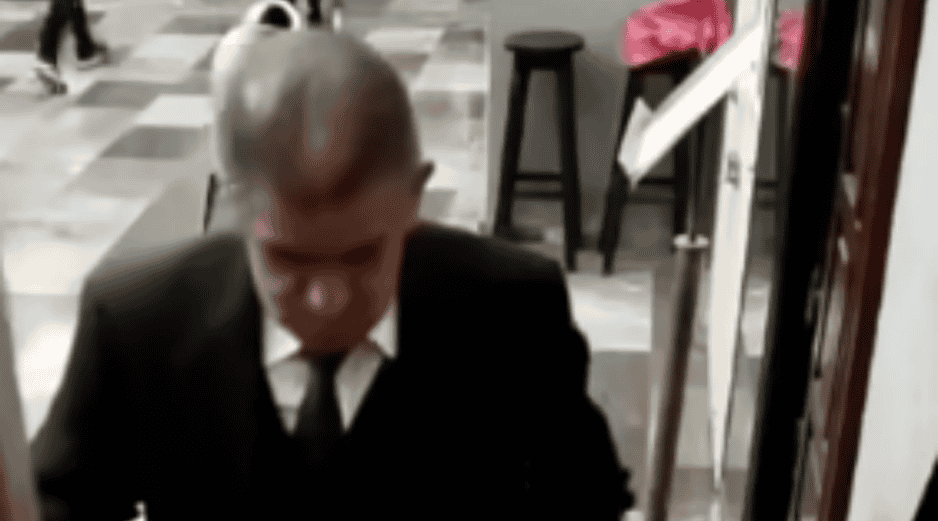 El video muestra a un presunto colaborador de la Catedral de Tehuacán tomando el dinero de las bolsas destinadas al diezmo