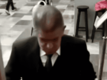 El video muestra a un presunto colaborador de la Catedral de Tehuacán tomando el dinero de las bolsas destinadas al diezmo