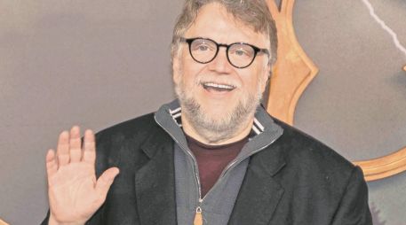 Guillermo del Toro posa durante el encuentro entre los productores de las 10 películas nominadas al premio de la Academia. EL UNIVERSAL