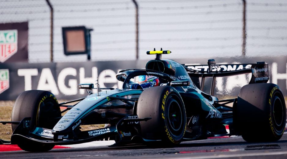 Antonelli cubrió los 5.451 metros de la pista en un minuto, 32 segundos y 64 milésimas, aventajando a George Russell en dos décimas. EFE/A. Plavevski