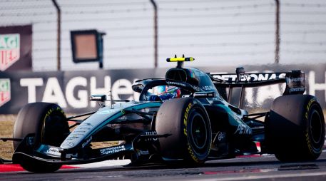 Antonelli cubrió los 5.451 metros de la pista en un minuto, 32 segundos y 64 milésimas, aventajando a George Russell en dos décimas. EFE/A. Plavevski