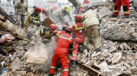 Equipos de rescate buscan a sobrevivientes entre los escombros de un edificio afectado por el bombardeo conjunto entre Estados Unidos e Israel. AP