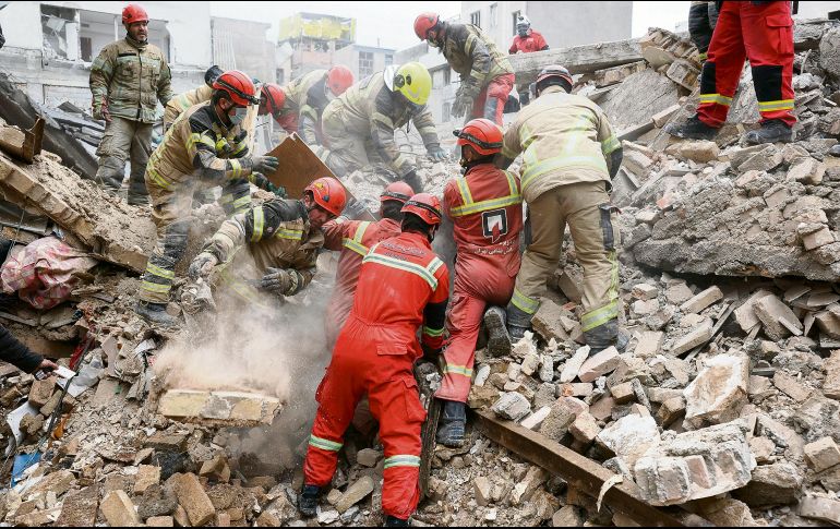 Equipos de rescate buscan a sobrevivientes entre los escombros de un edificio afectado por el bombardeo conjunto entre Estados Unidos e Israel. AP