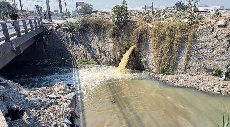 Descargas ilegales de aguas residuales a cauces y canales contaminan el sistema hídrico de la ciudad, ante la débil vigilancia y escasas sanciones. ESPECIAL