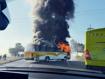 Camión de pasajeros durante los bloqueos y ataques registrados tras el operativo federal en Jalisco. EL INFORMADOR/ Archivo