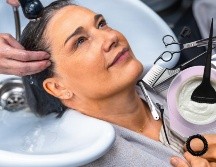 Hay alternativas temporales como sprays o polvos para cubrir canas, que ayudan a disimular la raíz entre cada retoque. ESPECIAL / CANVA