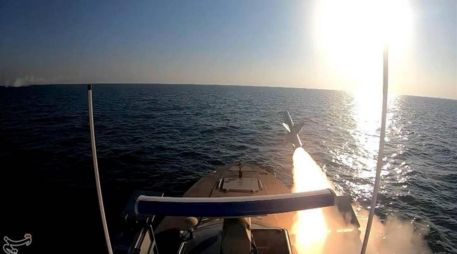 Estas advertencias llegaron después de que Estados Unidos atacara anoche objetivos militares en la isla de Jarg, donde se almacena el 90% del petróleo que Irán exporta al mundo. EFE / Hossein / Tasnim News