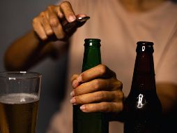 Es importante leer el contenido del medicamento para saber qué ingredientes tiene y preguntarle al médico acerca de cómo pueden interactuar las medicinas con el alcohol. ESPECIAL / CANVA