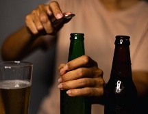 Es importante leer el contenido del medicamento para saber qué ingredientes tiene y preguntarle al médico acerca de cómo pueden interactuar las medicinas con el alcohol. ESPECIAL / CANVA