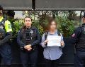 Tras frustrar el intento de secuestro, la estudiante del CUCS fue llevada con su madre por las autoridades. ESPECIAL