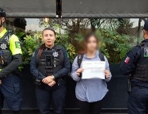 Tras frustrar el intento de secuestro, la estudiante del CUCS fue llevada con su madre por las autoridades. ESPECIAL