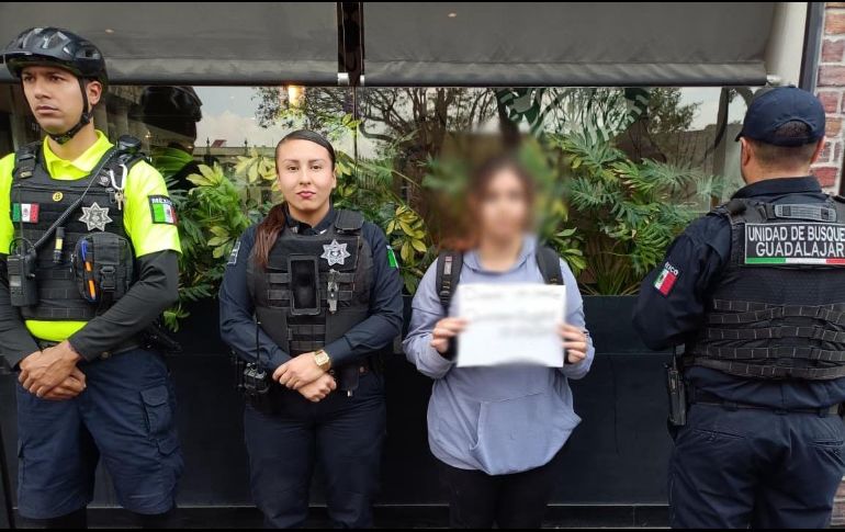 Tras frustrar el intento de secuestro, la estudiante del CUCS fue llevada con su madre por las autoridades. ESPECIAL