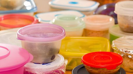 No todos los envases de plástico son aptos para microondas, por lo que es importante verificar los símbolos o indicaciones del fabricante. PIXABAY