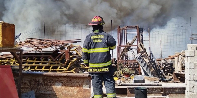 Se incendia chatarrera en La Noria, en Tonal&aacute;