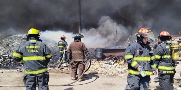 Activan alerta atmosf&eacute;rica por incendio en chatarrera de Tonal&aacute;