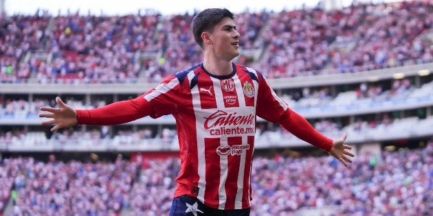 Chivas golea a Santos y mantiene paso perfecto en casa con la 'Hormiga' como figura