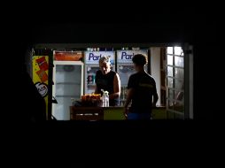 Personas hablan al interior de un mercado durante un apagón en La Habana (Cuba). EFE/ Ernesto Mastrascusa