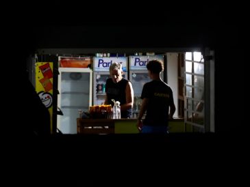 Personas hablan al interior de un mercado durante un apagón en La Habana (Cuba). EFE/ Ernesto Mastrascusa