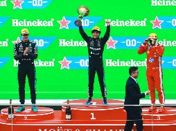 George Russell,  Kimi Antonelli y Lewis Hamilton; los primeros en el GP de China. EFE/A. Plavevski