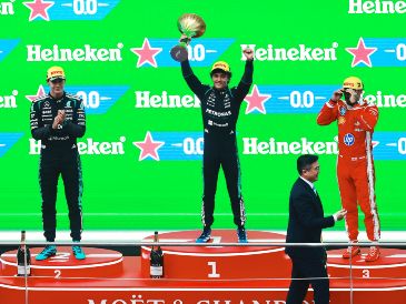 George Russell,  Kimi Antonelli y Lewis Hamilton; los primeros en el GP de China. EFE/A. Plavevski