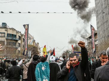 Una manifestación en pro del régimen de los ayatolás marchó entre bombardeos. AFP