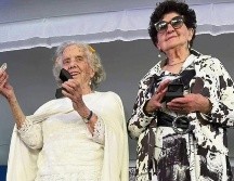 Elena Poniatowska y Margo Glantz posan en el escenario de la FILCO. ESPECIAL