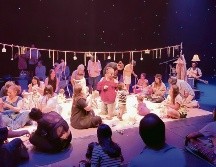 La puesta en escena propone una experiencia sensorial donde música, juego y cercanía construyen un primer acercamiento al teatro. CORTESÍA